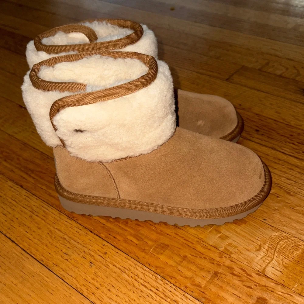 🆕- UGG- Kids' Classic Jona Luxury Boot. Chestnut. Size: 11 NWOB